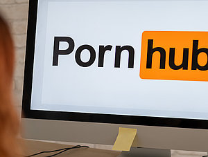 Frau schaut Pornhub