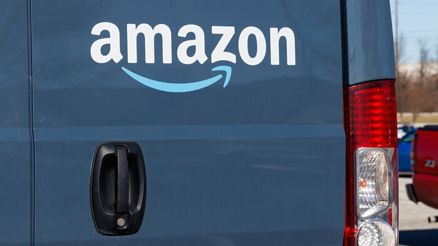 Amazon Transporter vor Logistikhalle