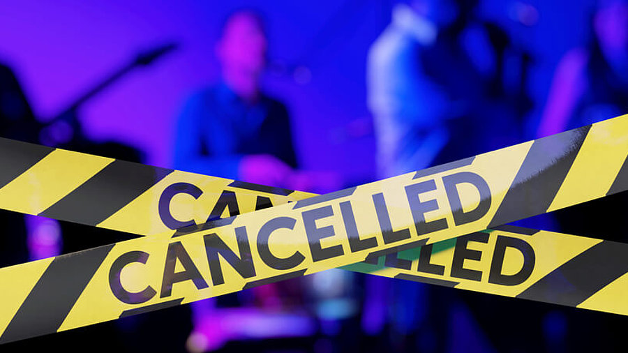 Barrier-Band mit dem Wort "CANCELED" und Band im Hintergrund