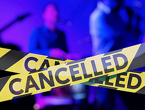 Barrier-Band mit dem Wort "CANCELED" und Band im Hintergrund