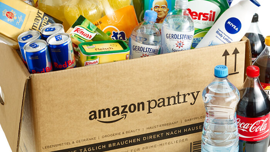 Amazon Pantry Box gefüllt mit verschiedenen Produkten