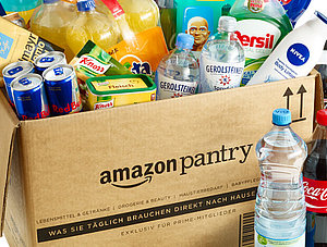 Amazon Pantry Box gefüllt mit verschiedenen Produkten