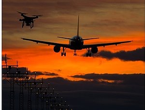 Drohne fliegt nah an einem Flugzeug