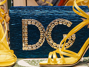 Tasche und Schuhe des Modelabel D&amp;G