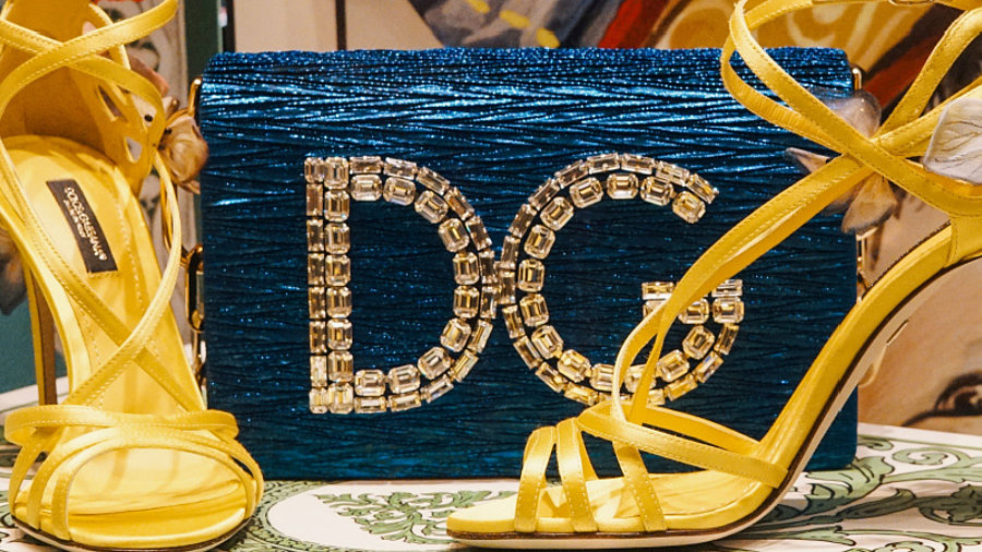 Tasche und Schuhe des Modelabel D&amp;G