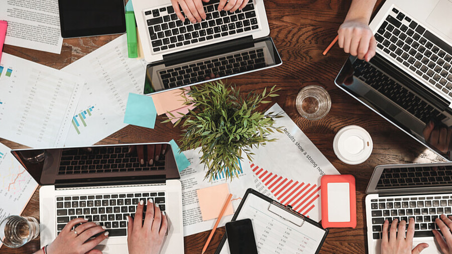 Studenten beim Arbeiten 