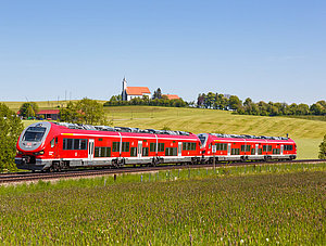 Regionalzug Nahverkehr Deutsche Bahn fährt durch Landschaft