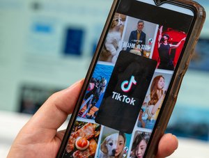 Person hält Smartphone mit TikTok-App