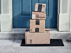 Stapel Amazon-Pakete