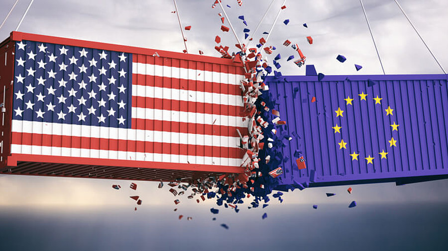 Container mit EU- und USA-Flagge im Konflikt