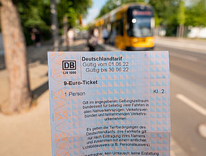 9-Euro-Ticket vor Straßenbahn