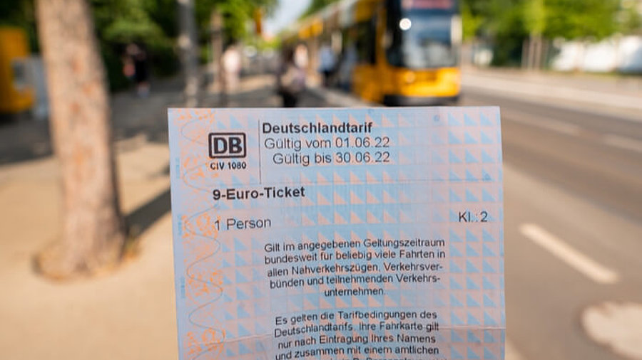 9-Euro-Ticket vor Straßenbahn