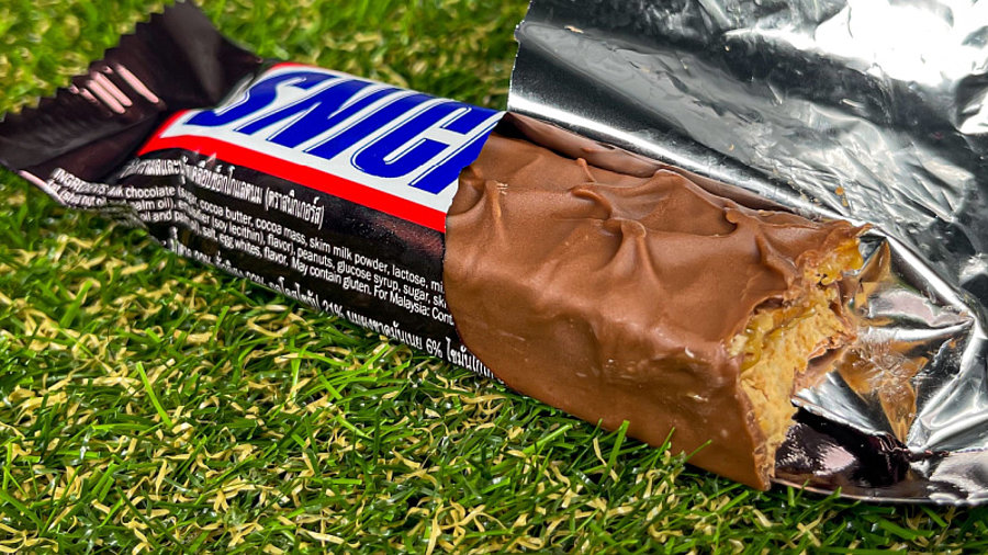 Snickers-Riegel auf Rasen