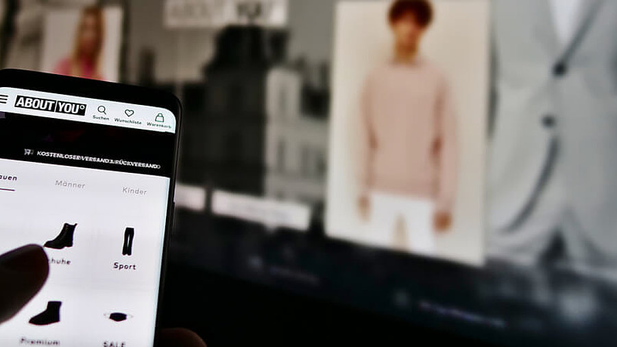 AboutYou Seite auf Smartphone
