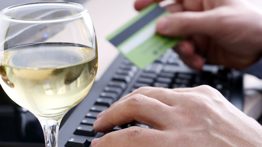 Mann shoppt online mit Wein