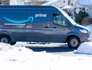 Erhöhte Gefahrenlage: Amazon-Lieferwagen im Schnee