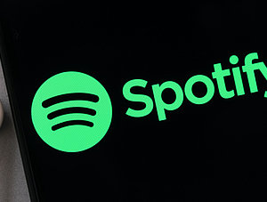 Logo von Spotify auf Smartphone