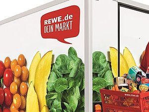 Mann vor Rewe-Lieferwagen