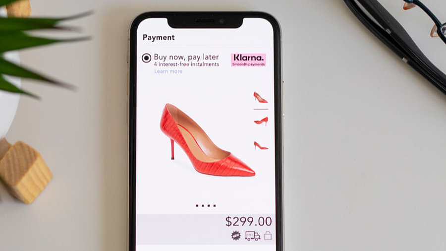 Klarna Online-Shopping Bezahlen mit Smartphone