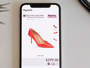 Klarna Online-Shopping Bezahlen mit Smartphone