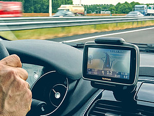 Navigationsger&auml;t des Herstellers TomTom in einem Auto