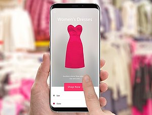 Auswahl eines Kleides auf dem Smartphone im Mode-Shop