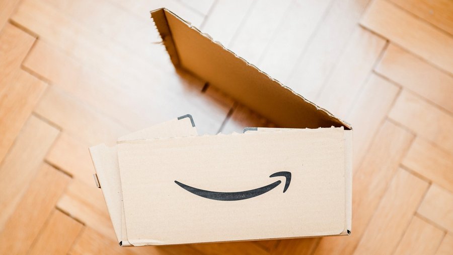 Karton des Online-Marktplatzes Amazon