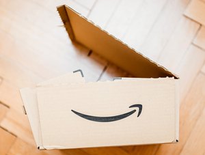 Karton des Online-Marktplatzes Amazon