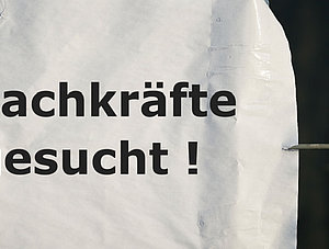 Schild Fachkr&auml;fte gesucht an Bauzaun