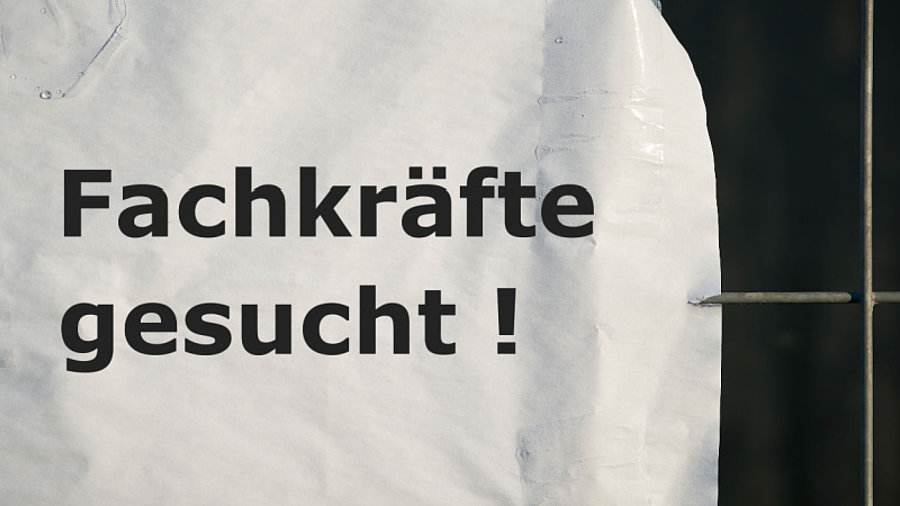 Schild Fachkr&auml;fte gesucht an Bauzaun