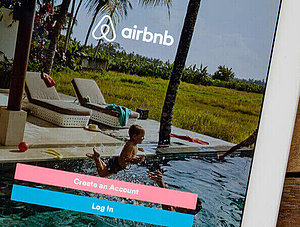 Airbnb Website auf einem Tablet