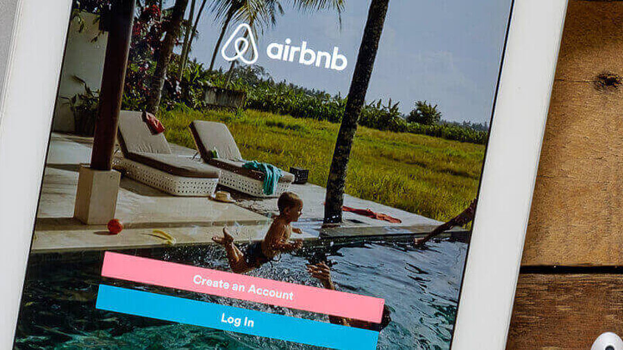 Airbnb Website auf einem Tablet