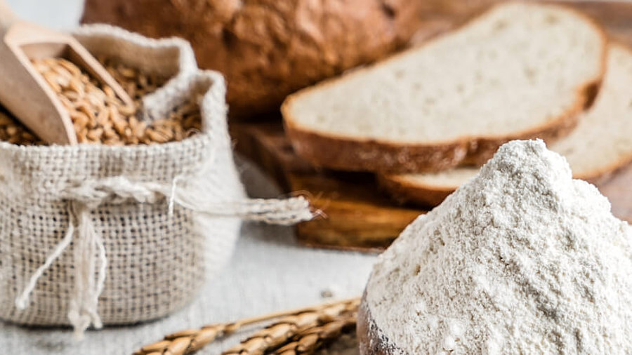 Brot und Mehl auf einem Tisch