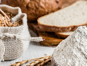 Brot und Mehl auf einem Tisch