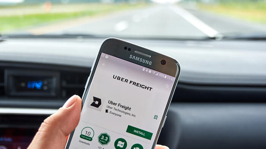 Handy mit Uber Freight App