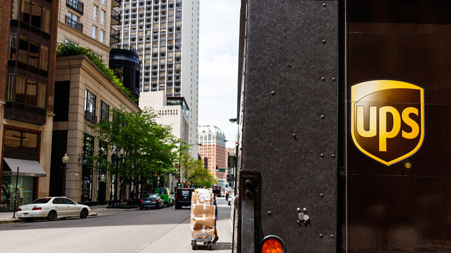 UPS-Transporter auf Straße