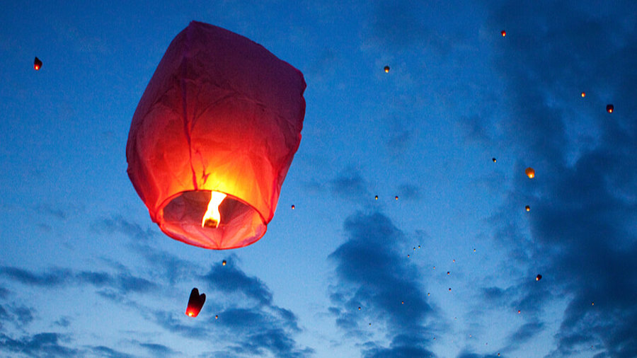 Himmelslaterne fliegt