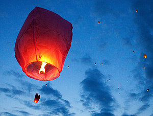 Himmelslaterne fliegt