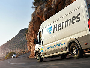 Hermes-Auto fährt in den Bergen