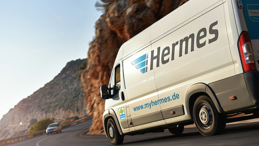 Hermes-Auto fährt in den Bergen