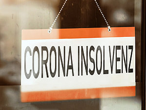 Schild an T&uuml;r mit Corona Insolvenz