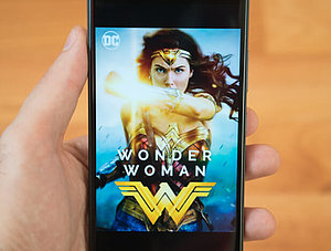 Wonder Woman auf einem Smartphone Screen