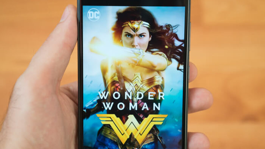 Wonder Woman auf einem Smartphone Screen