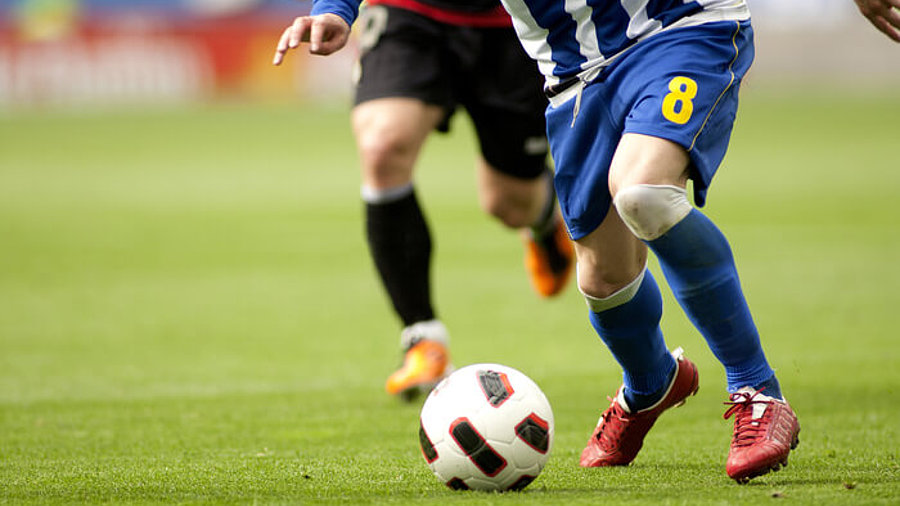 Menschen spielen Fußball