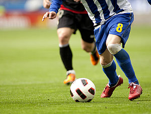 Menschen spielen Fußball