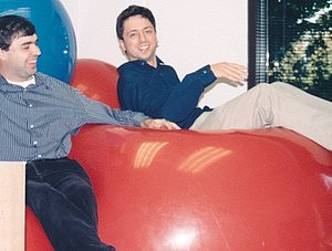 Die Google-Gr&uuml;nder Larry Page und Sergey Brin entspannen sich auf Sitzs&auml;cken nach einer Party