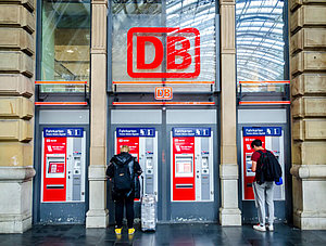 Personen an Fahrkartenautomaten der Deutschen Bahn