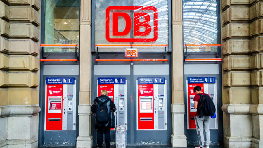 Personen an Fahrkartenautomaten der Deutschen Bahn