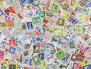 Viele verschiedene internationale Briefmarken