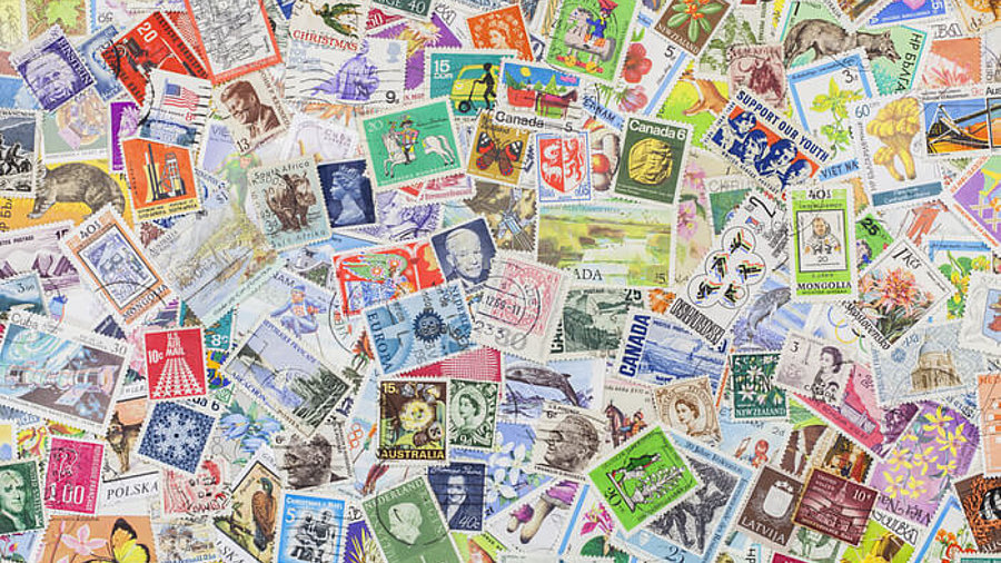 Viele verschiedene internationale Briefmarken